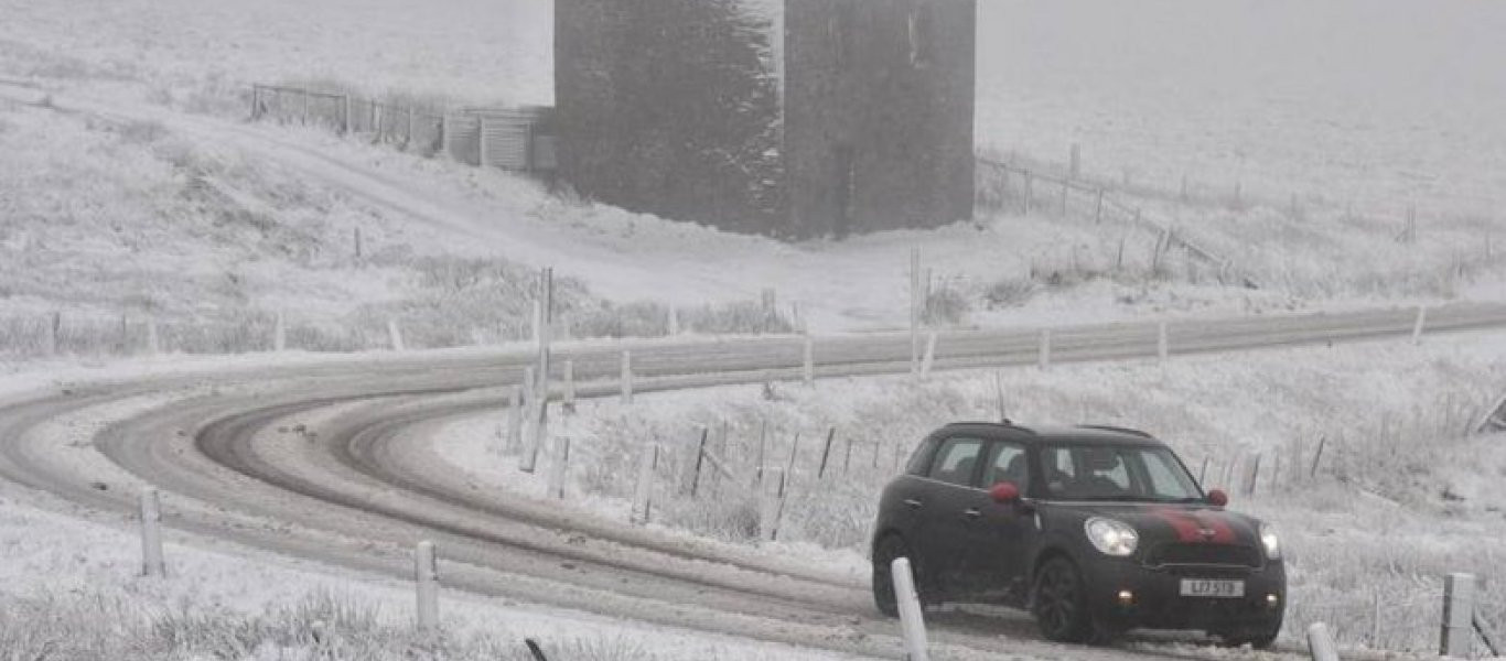 Βρετανία: Προβλήματα από τη σφοδρή χιονόπτωση- Μαζικές ακυρώσεις πτήσεων (φωτό)